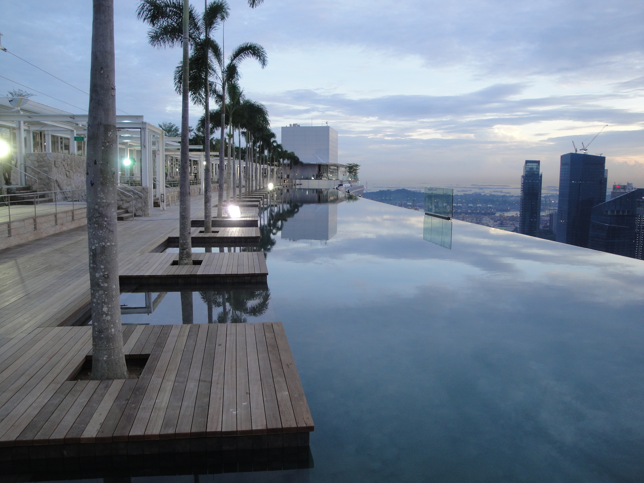 бассейн на крыше гостиницы в сингапуре